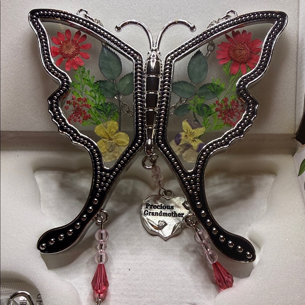 Butterfly suncatcher with dried flowers